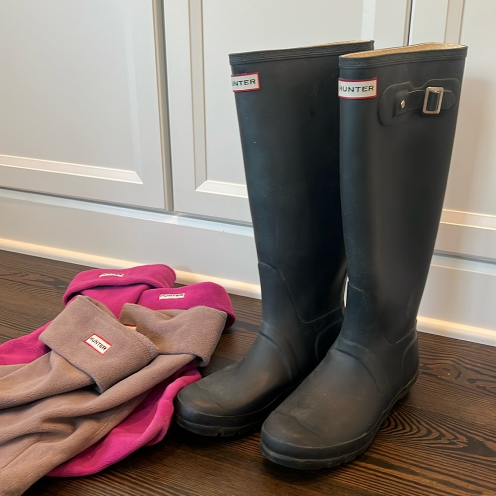 Hunter rain boots with Hunter socks (2 pairs)